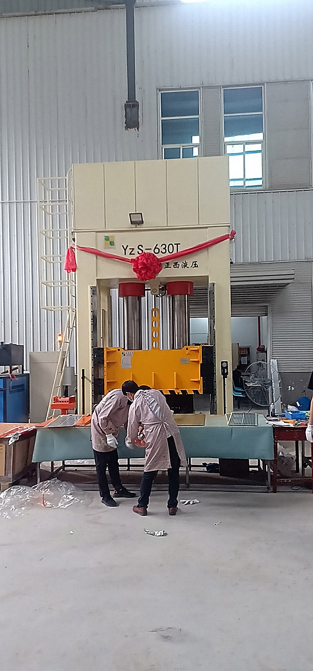 630噸框架式液壓機定制安裝圓滿成功，客戶相當滿意